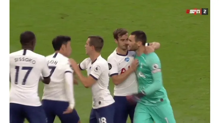 Fuerte cruce entre los jugadores de Tottenham.