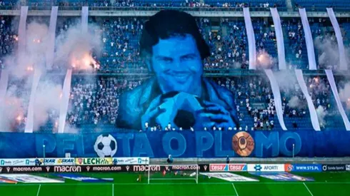 'Pelota o plomo': lamentable tifo en Polonia con rostro de Pablo Escobar