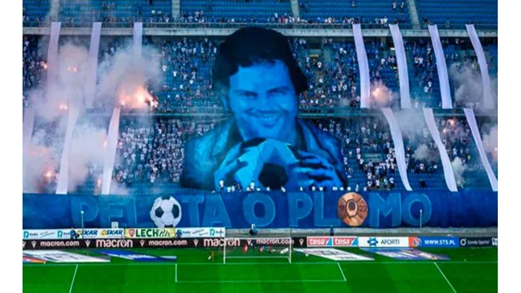 'Pelota o plomo': lamentable tifo en Polonia con rostro de Pablo Escobar