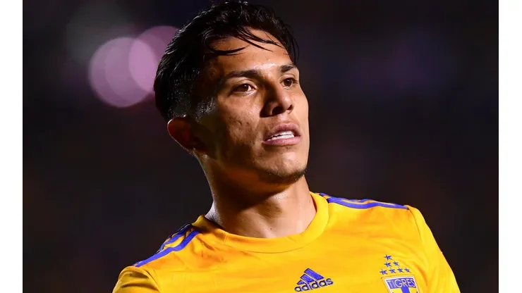 Salcedo esconde escudo de Tigres en su cobrebocas