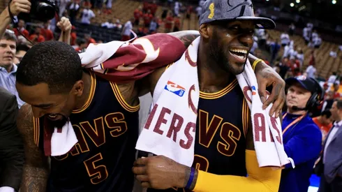 Jr. Smith junto a LeBron James (Getty)