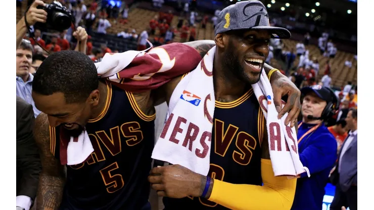 Jr. Smith junto a LeBron James (Getty)
