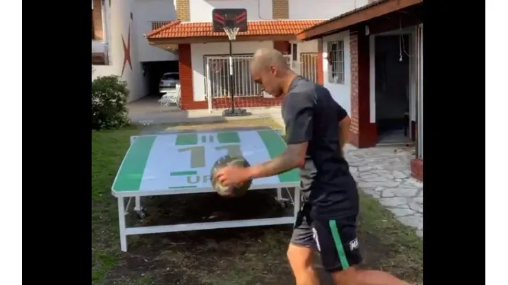 Agustín Urzi haciendo locuras en su casa.