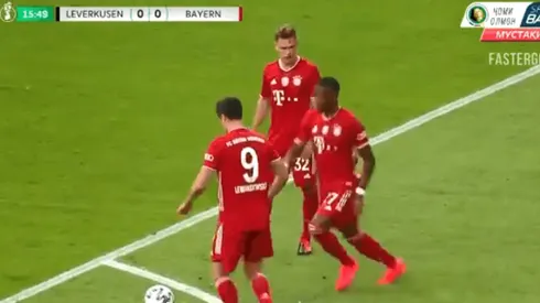 Tiro libre preparado: Lewandowski amagó y apareció Alaba para el golazo