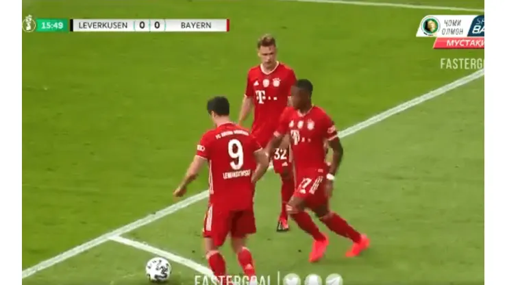 Tiro libre preparado: Lewandowski amagó y apareció Alaba para el golazo