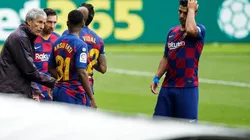 Foto de Lionel Messi escuchando al entrenador.
