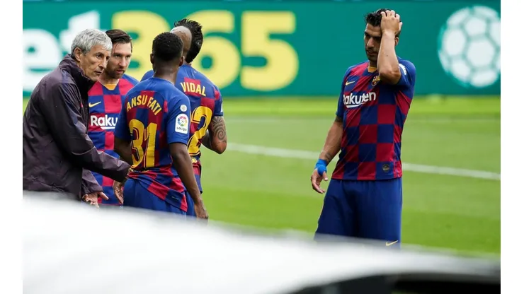 Foto de Lionel Messi escuchando al entrenador.