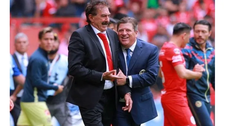 Ricardo La Volpe junto a Miguel Herrera