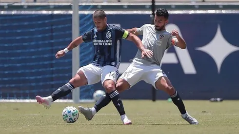 Chicharito Hernández se retiró con una molestia.