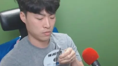 Video viral: streamer destruye el juego The Last of Us 2 y tiene una dura historia detrás