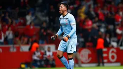 Los jugadores de Pumas intentan detener la llegada de refuerzos