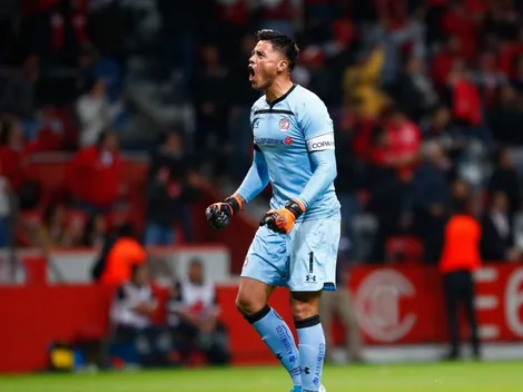 Los jugadores de Pumas intentan detener la llegada de refuerzos