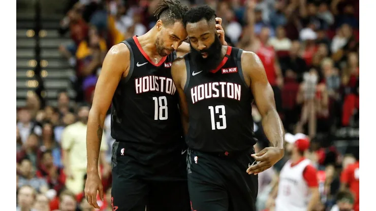 Thabo Sefolosha junto a James Harden (Getty)