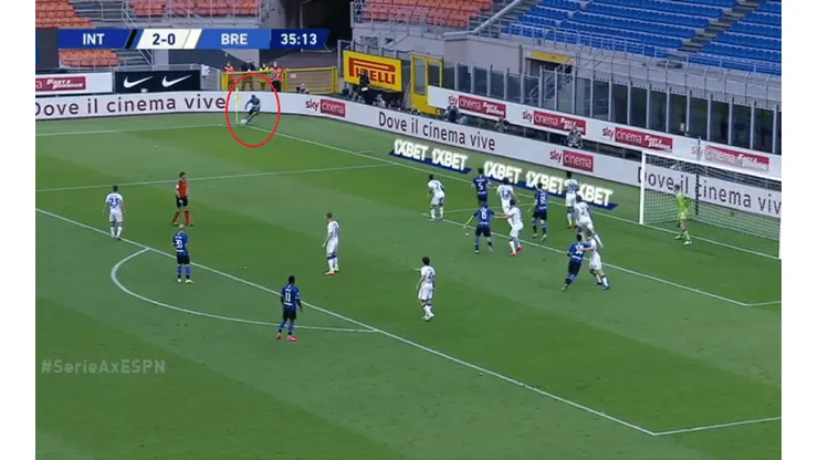 Alexis casi marca un gol olímpico ante Brescia (Foto: Captura)