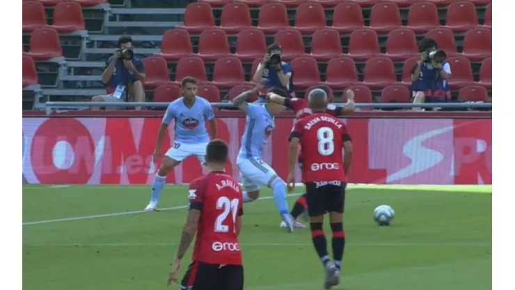 Twitter explota con el penal que revisó el árbitro por 5' en Mallorca-Celta