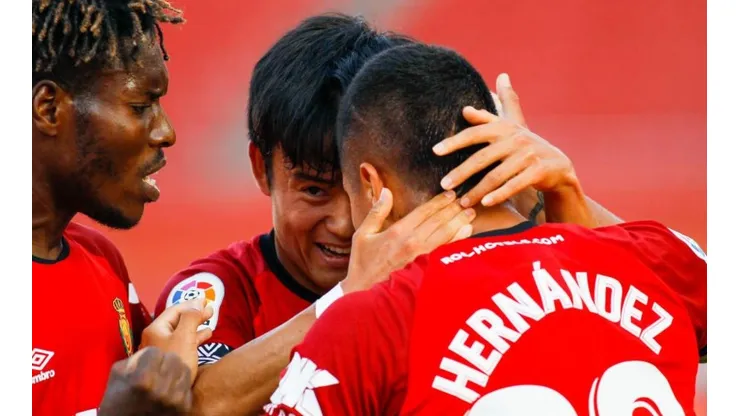 Juan Camilo Hernández celebra su gol con Takefusa Kubo.