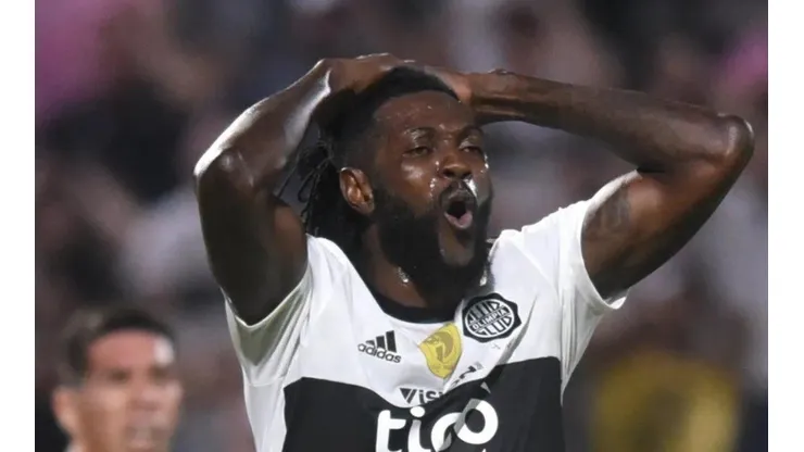 Fue lindo mientras duró: Adebayor rescindirá su contrato con Olimpia