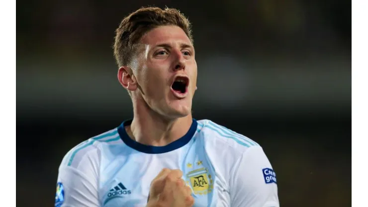 Adolfo Gaich con la camiseta de la Selección Argentina.