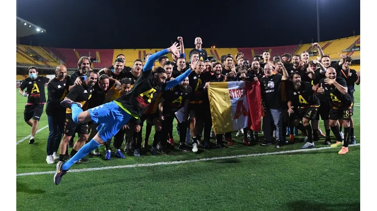 El festejo del plantel de Benevento.
