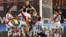 Chichizola celebra junto a sus compañeros luego de atajarle el penal a Sebastián Saja (Foto: Getty)