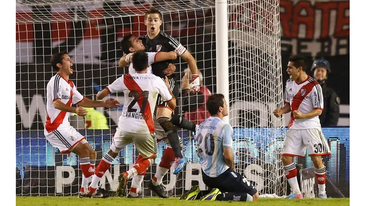 Chichizola celebra junto a sus compañeros luego de atajarle el penal a Sebastián Saja (Foto: Getty)