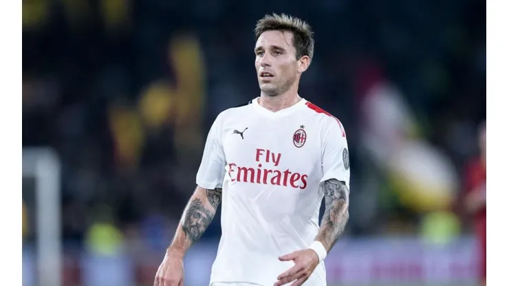En junio, Biglia finaliza su contrato con Milan.