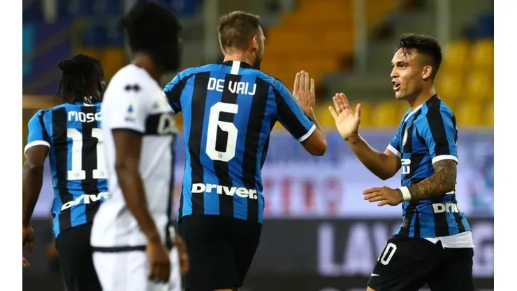 El festejo de Lautaro Martínez y De Vrij.