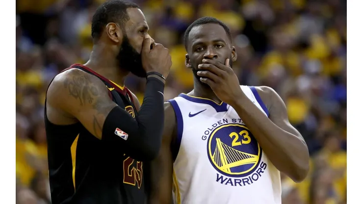 LeBron James junto a Draymond Green (Getty)