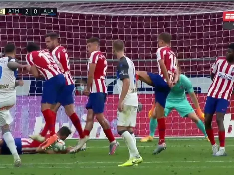 Insólito: Koke se acostó en el tiro libre de Alavés y terminó haciendo penal