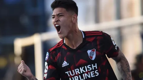Jorge Carrascal festejando un gol en River.