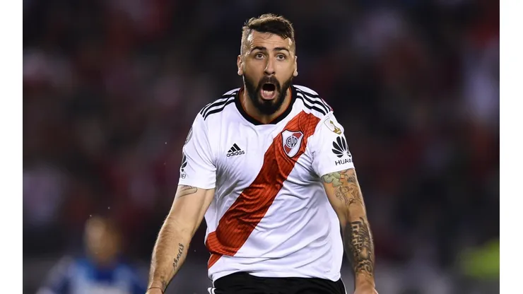 Lucas Pratto festejando un gol en River.