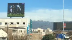 Video: alquiló una pantalla gigante para cargar a River por el descenso