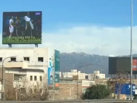 Video: alquiló una pantalla gigante para cargar a River por el descenso
