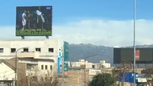 Video: alquiló una pantalla gigante para cargar a River por el descenso