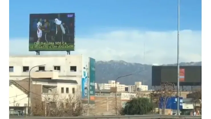 Video: alquiló una pantalla gigante para cargar a River por el descenso