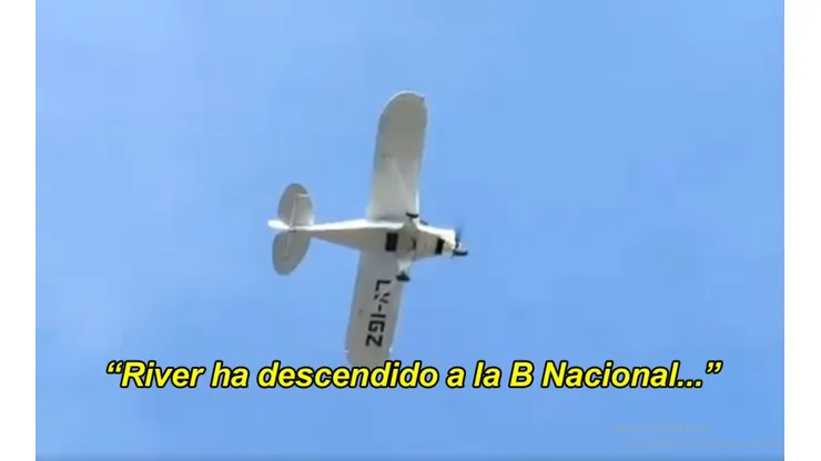 Video: pagó una avioneta para que pase el audio del descenso de River