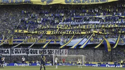 Foto de la hinchada de Boca recordándole a River que descendió.