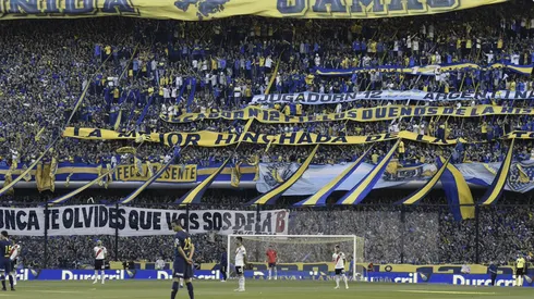 Foto de la hinchada de Boca recordándole a River que descendió.