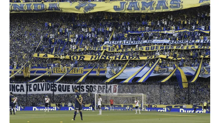 Foto de la hinchada de Boca recordándole a River que descendió.