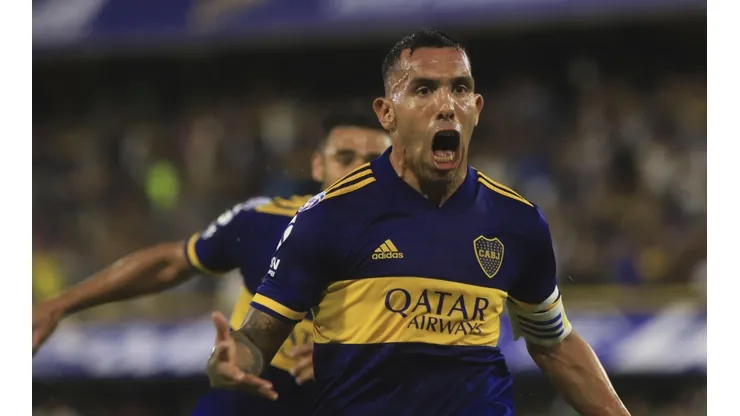 Foto de Carlos Tevez celebrando su gol ante Gimnasia.