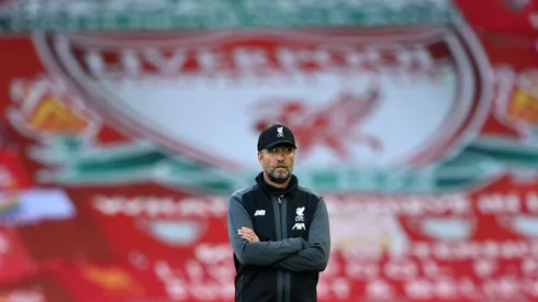 Foto del entrenador de Liverpool con el escudo atrás.
