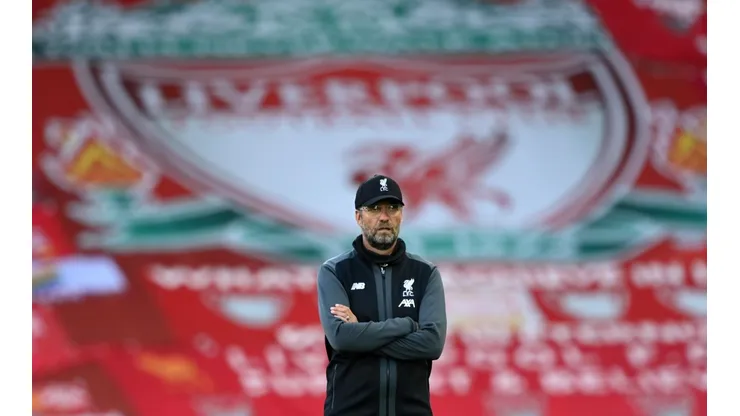 Foto del entrenador de Liverpool con el escudo atrás.