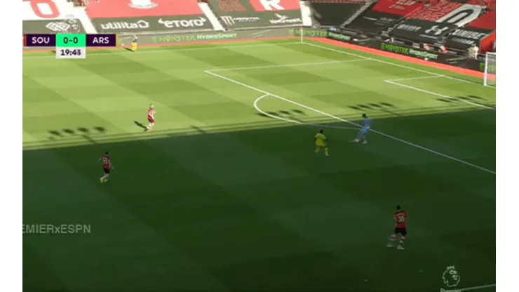 Hoy no duerme: el arquero del Southampton le regaló un gol al Arsenal
