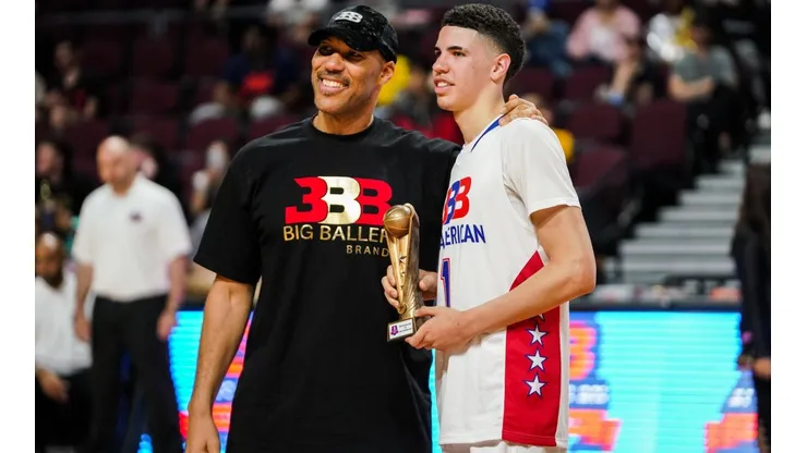 LaMelo Ball junto a su padre LaVar Ball (Getty)
