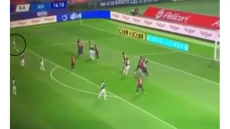 Foto de Cristiano Ronaldo ejecutando el tiro libre.