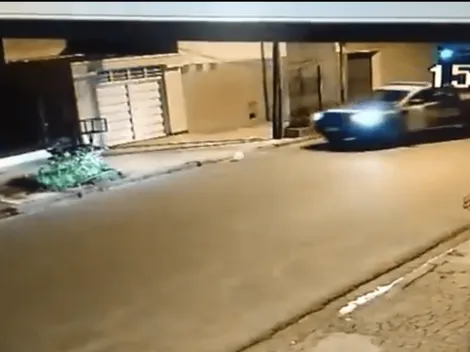 Video viral: un coche policía intentó explotar un globo diabólico