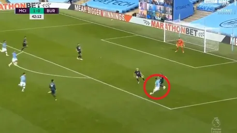 Gran maniobra de Riyad Mahrez.