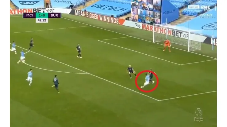 Gran maniobra de Riyad Mahrez.