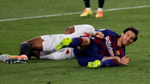 Uno de los choques entre Messi y Diego Carlos.