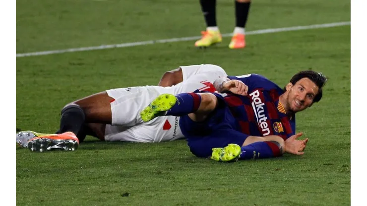 Uno de los choques entre Messi y Diego Carlos.